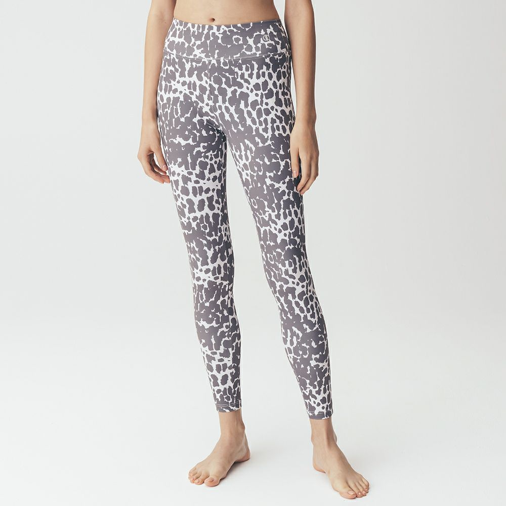 グレー